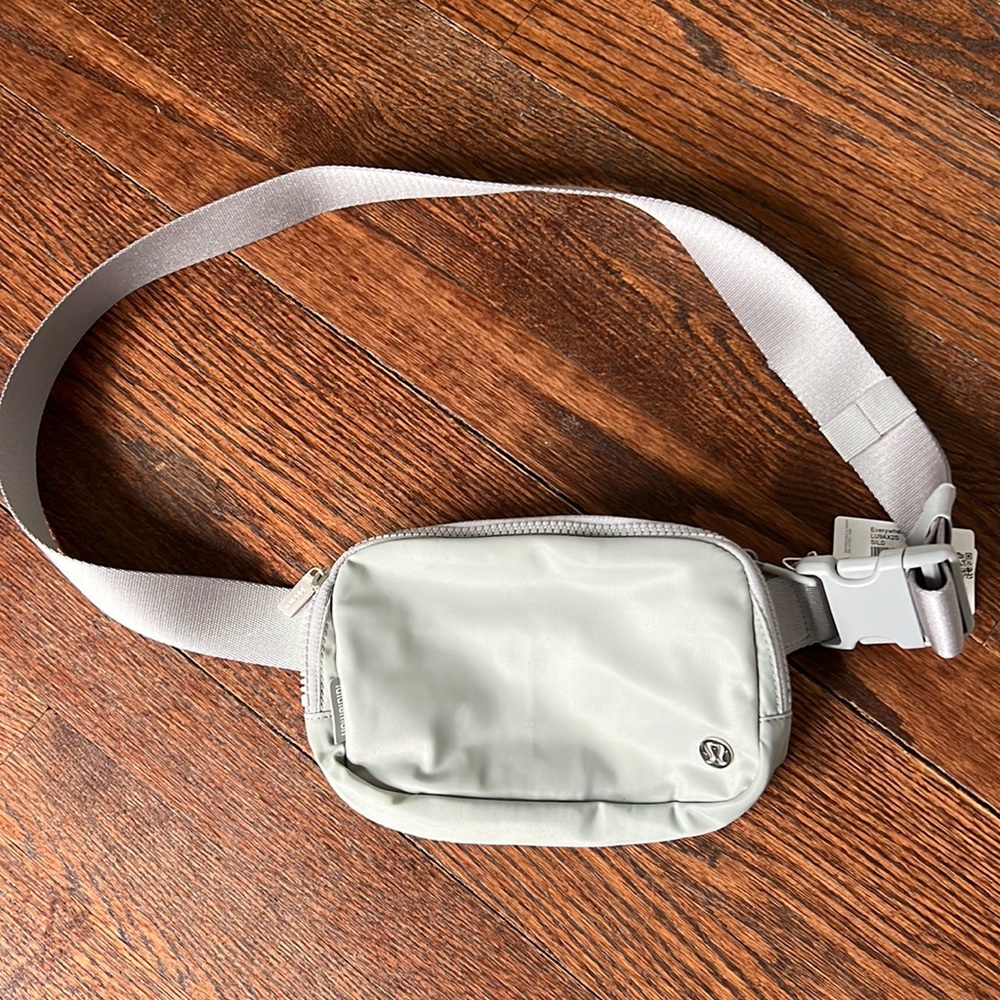 Lululemon everywhere belt bag